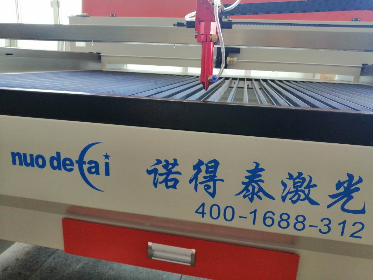 傳統(tǒng)的布料切割與板材激光切割機(jī)有何區(qū)別？