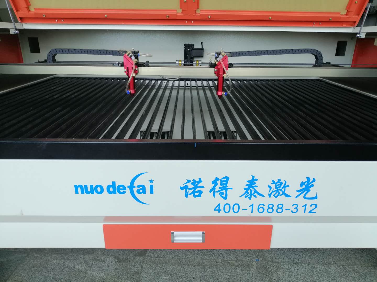 為什么一臺(tái)新亞克力激光切割機(jī)加工效果就不行？