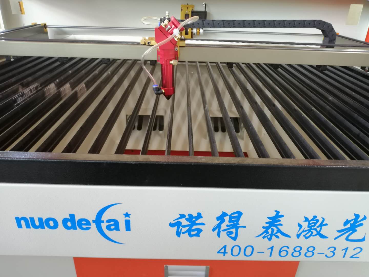 亞克力加工為什么都在使用激光切割機，優(yōu)勢體現(xiàn)在哪些方面？