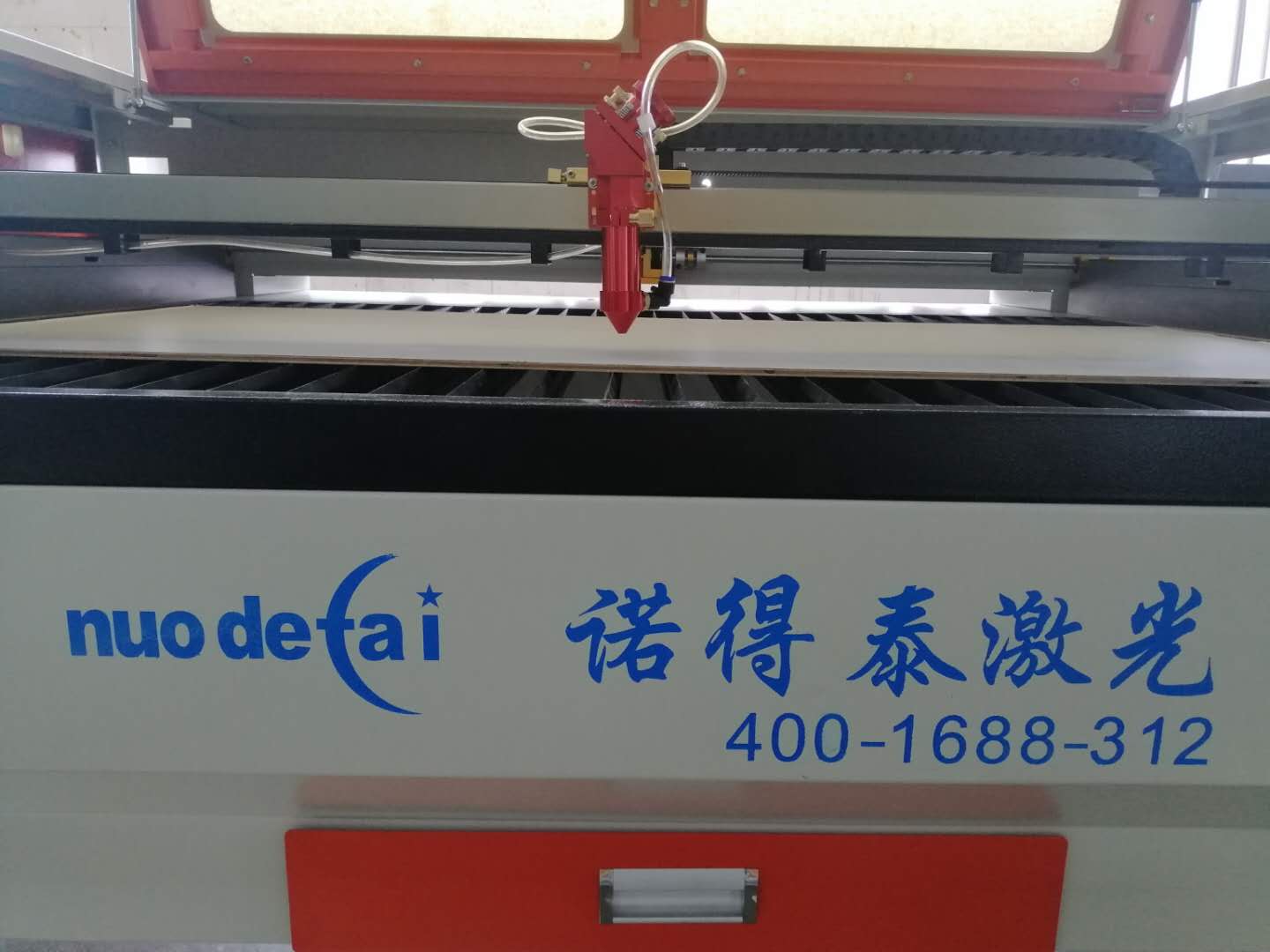 隨著行業(yè)發(fā)展需求，現(xiàn)在做小型非金屬材料激光切割機廠家也少了